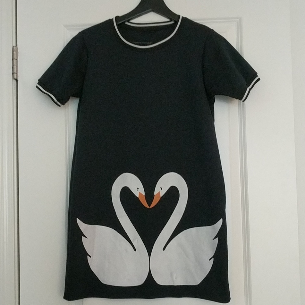 🌺 2/$15 or 4/$25 Swan Print Shift Dress
